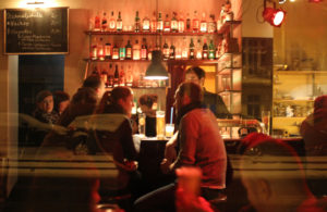 Gäste genießen einen Abend an der Bar im Blaumilchkanal